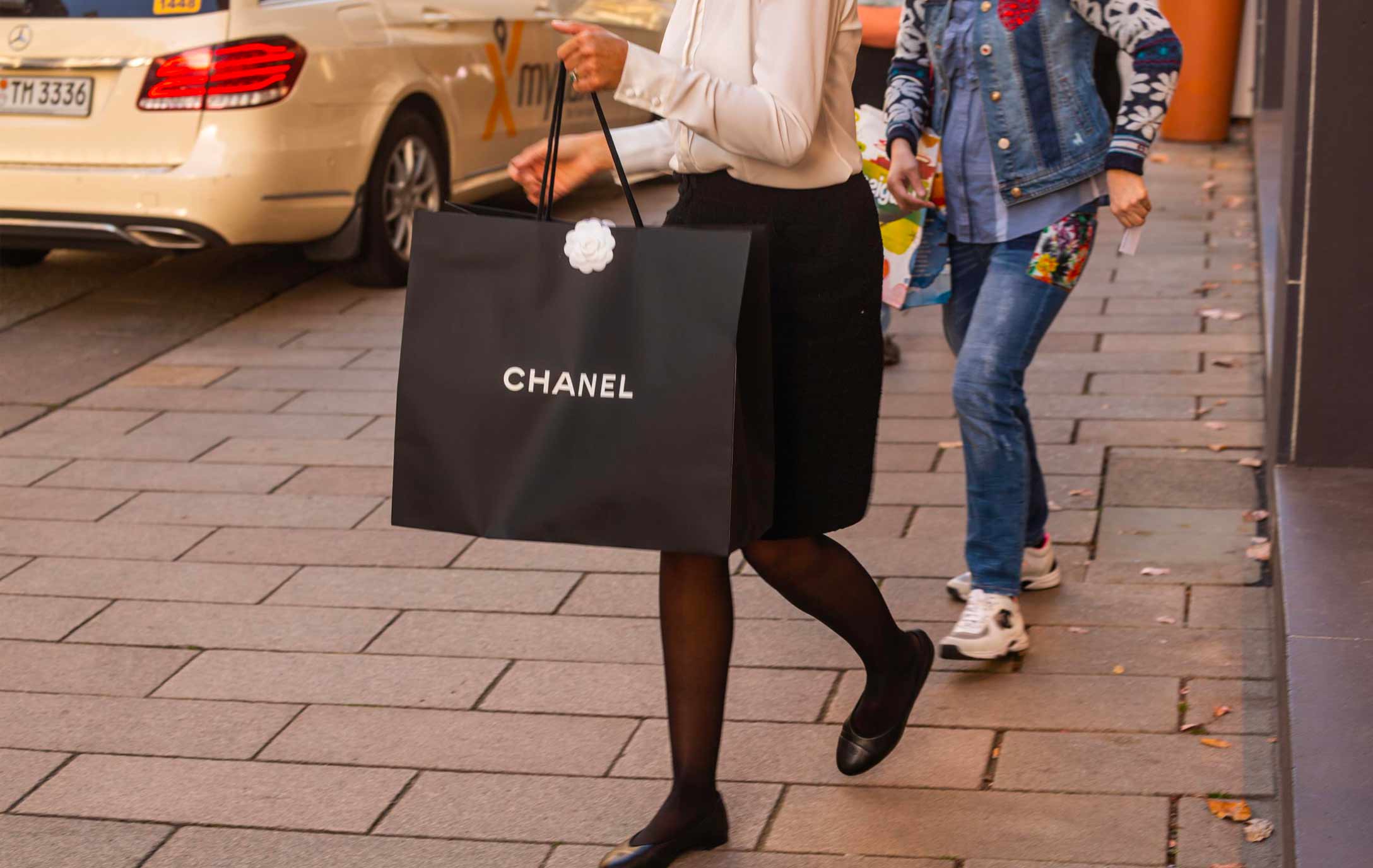 Frau trägt Chanel Einkaufstasche 